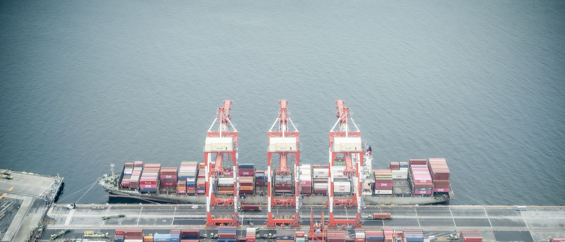 Container und Containerschiffe im Hafen